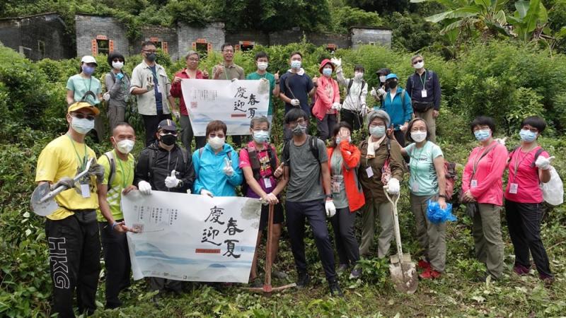 'Village walk - explore ecology and village culture' In-depth Tour The village representative of So Lo Pun, Mr. Wong Hing Cheung, led a tour with participants to his village, introducing its long history. He shared the related stories of local villagers leaving their home to earn a living from the 1950s to the 1960s, also shared their community’s vision for local revitalisation, and detailed the challenges they have faced in attempting to resume life there. He expressed his confidence that moving forward they would overcome those obstacles and find a way to revitalise village. Thereafter, the participants helped clear weeds and planted fruit trees to explore the possibility of agricultural rehabilitation under the guidance of Mr. Wong.
